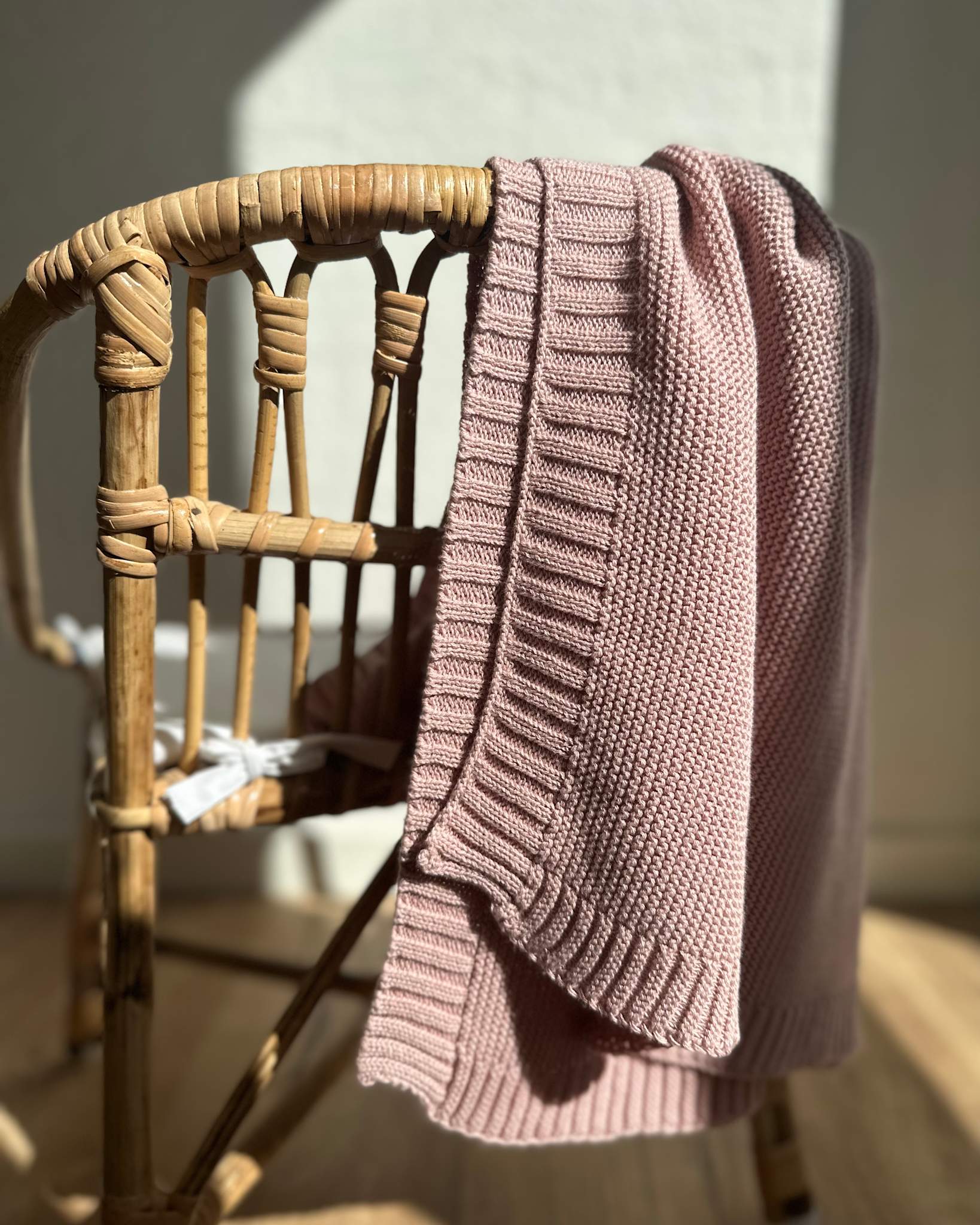 Knitted baby blanket - Misty Rose